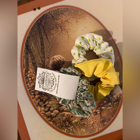 🌻NWT ALL 3 pcs. Chunky Hair Scrunches/Ponytails- 2 Flowery🌸1 Solid Yellow🌿BOP - Picture 15 of 16